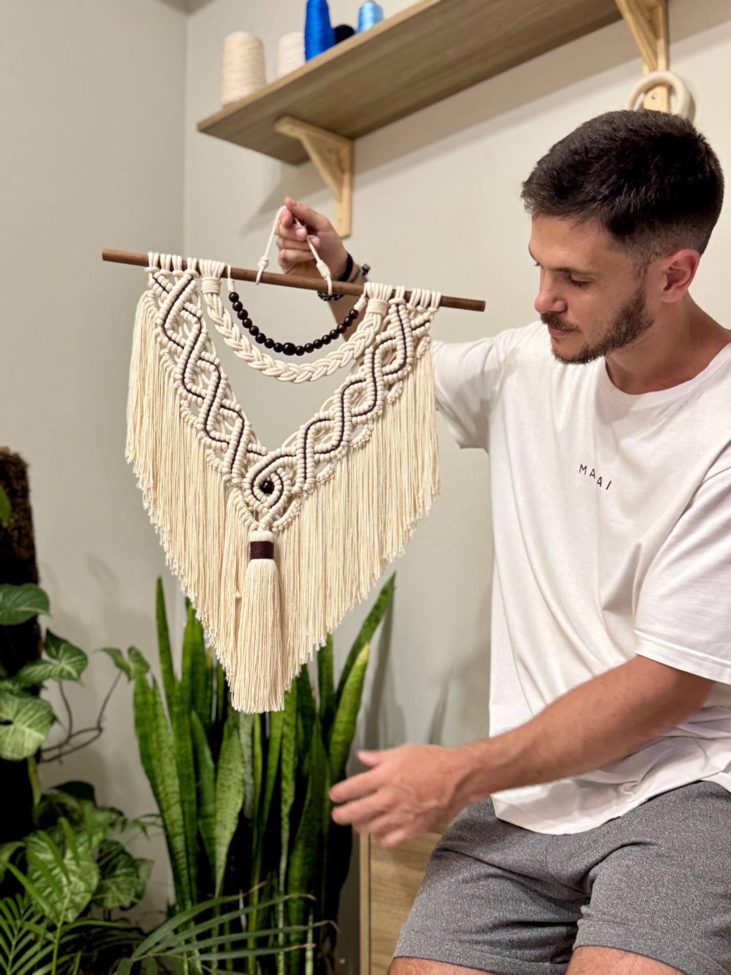 Tassel central e franjas em cascata — acabamento MAHAI